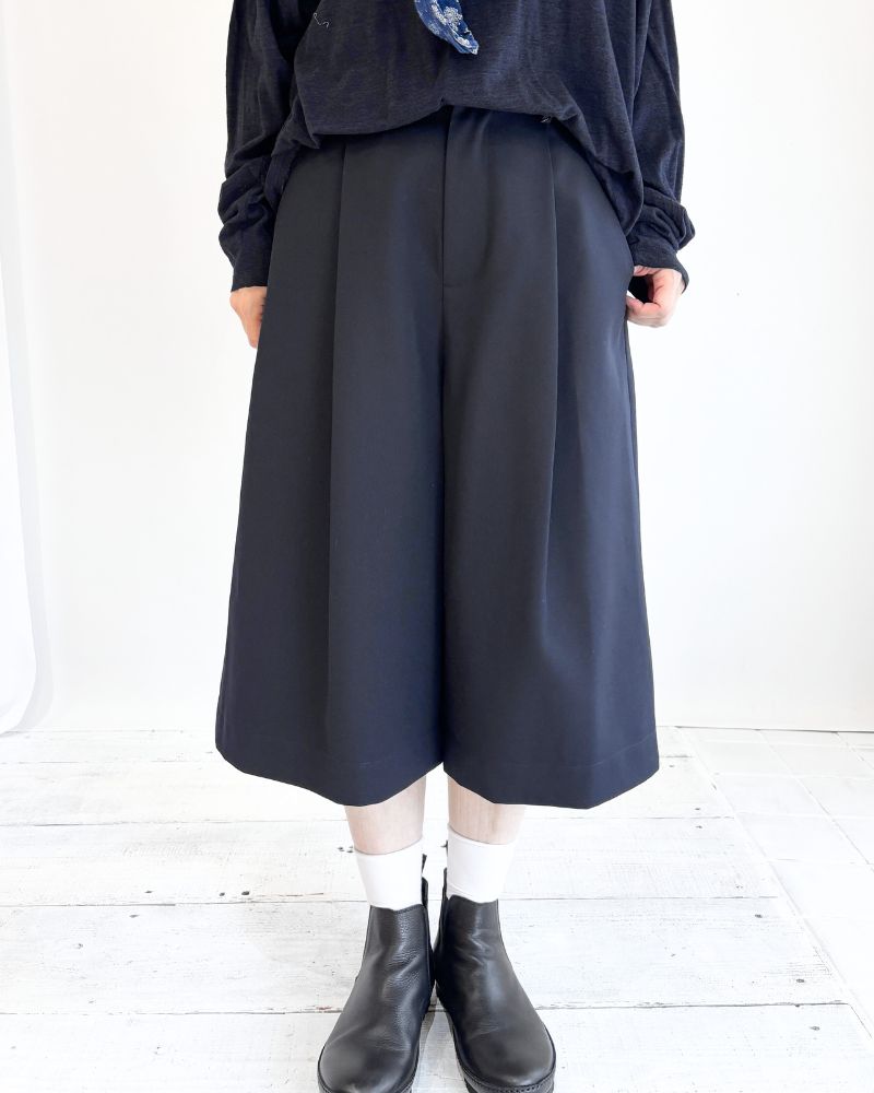JOY-WO Wool Twill Center Tuck Shorts in Navy
