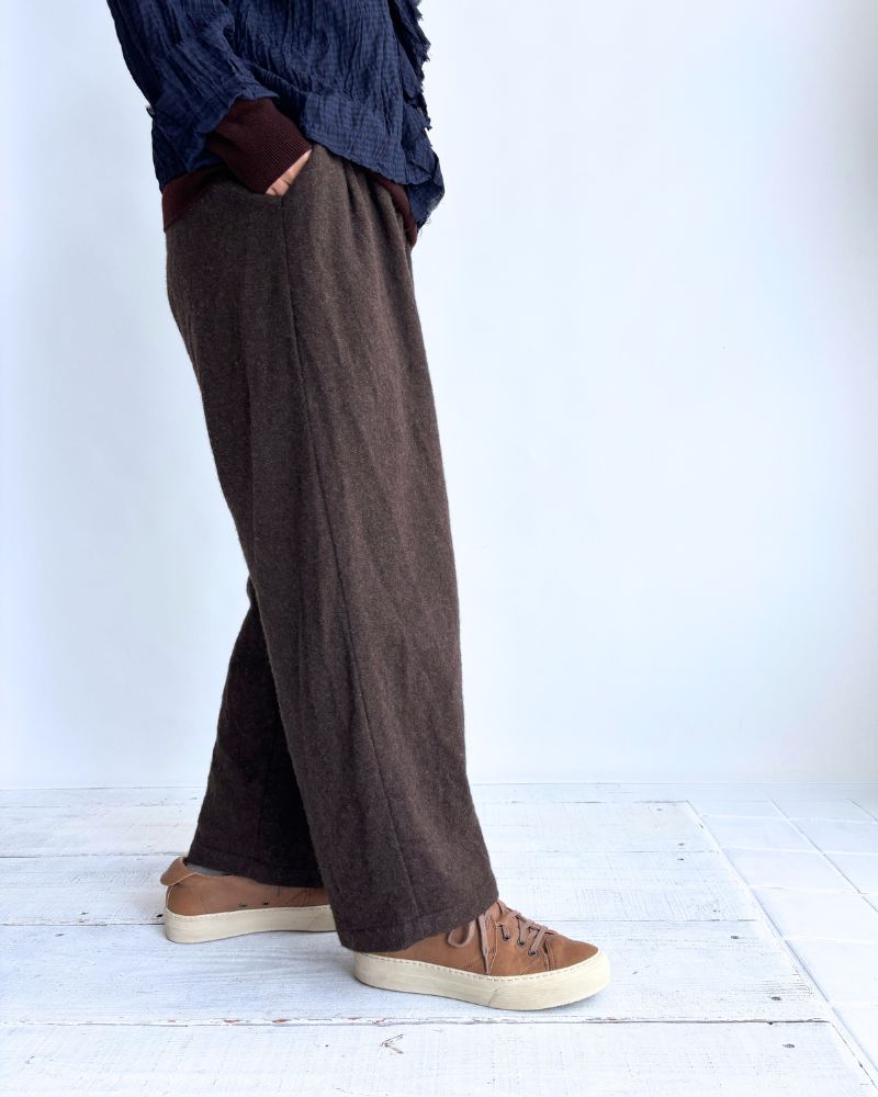 Wool tuck pants in Brown