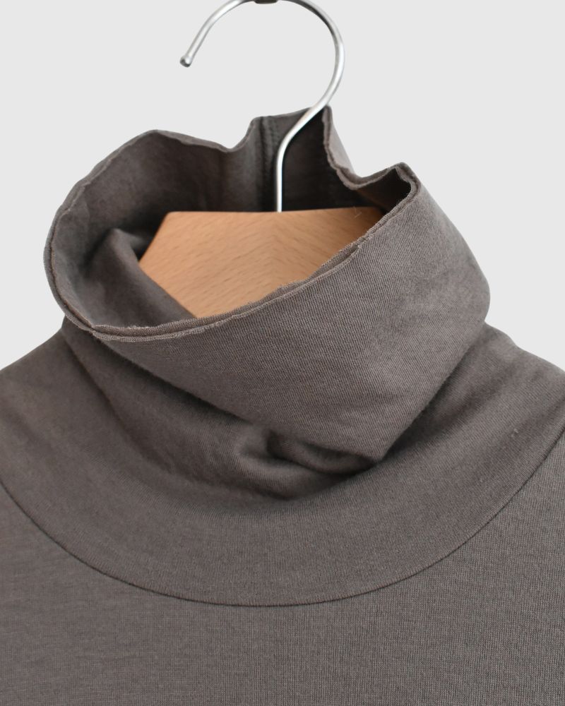 TURTLENECK PULLOVER in Brown