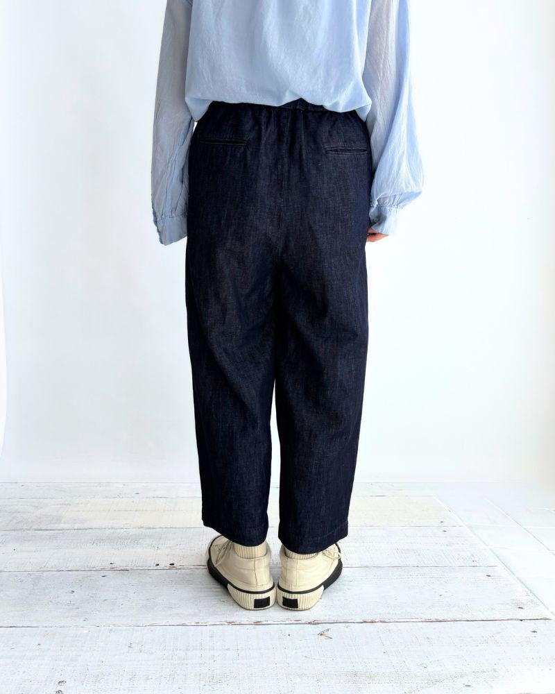 COTTON/LINEN DENIM 2TUCK TAPERED EASY PANTS in Navy