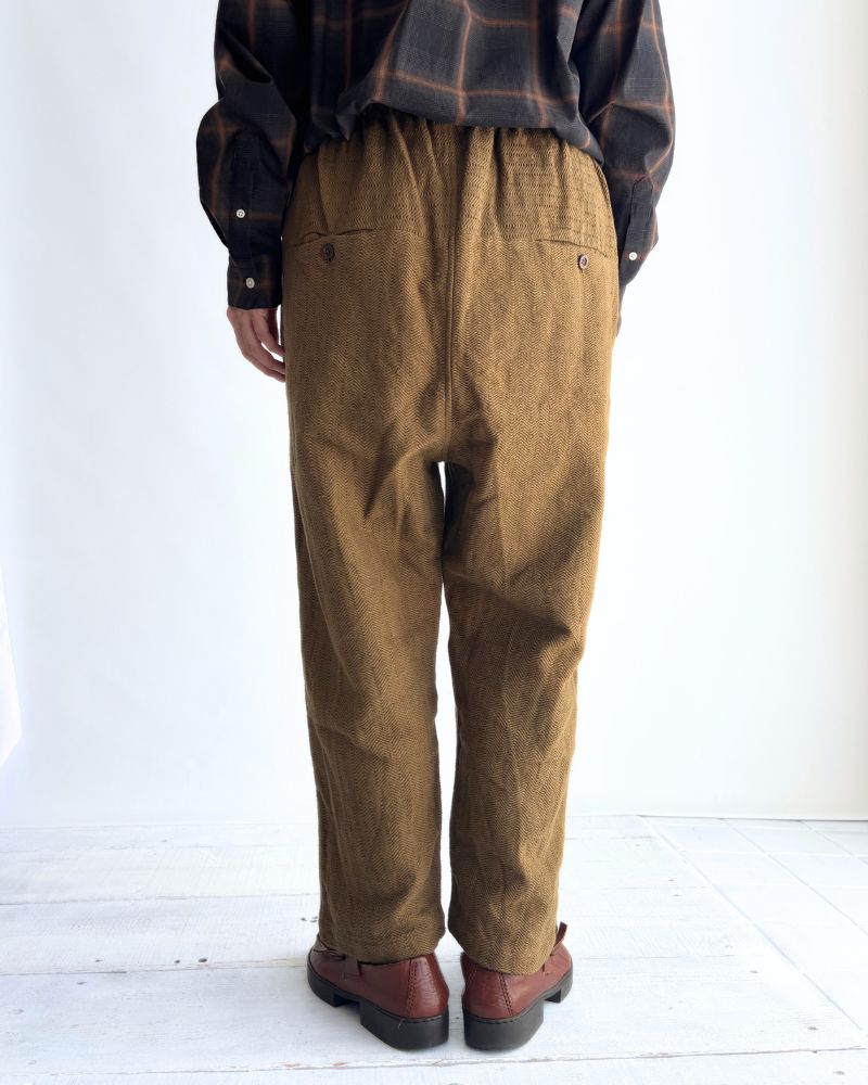 TEORI Cotton Herringbone Easy Tapered Pants in KhakiBrown
