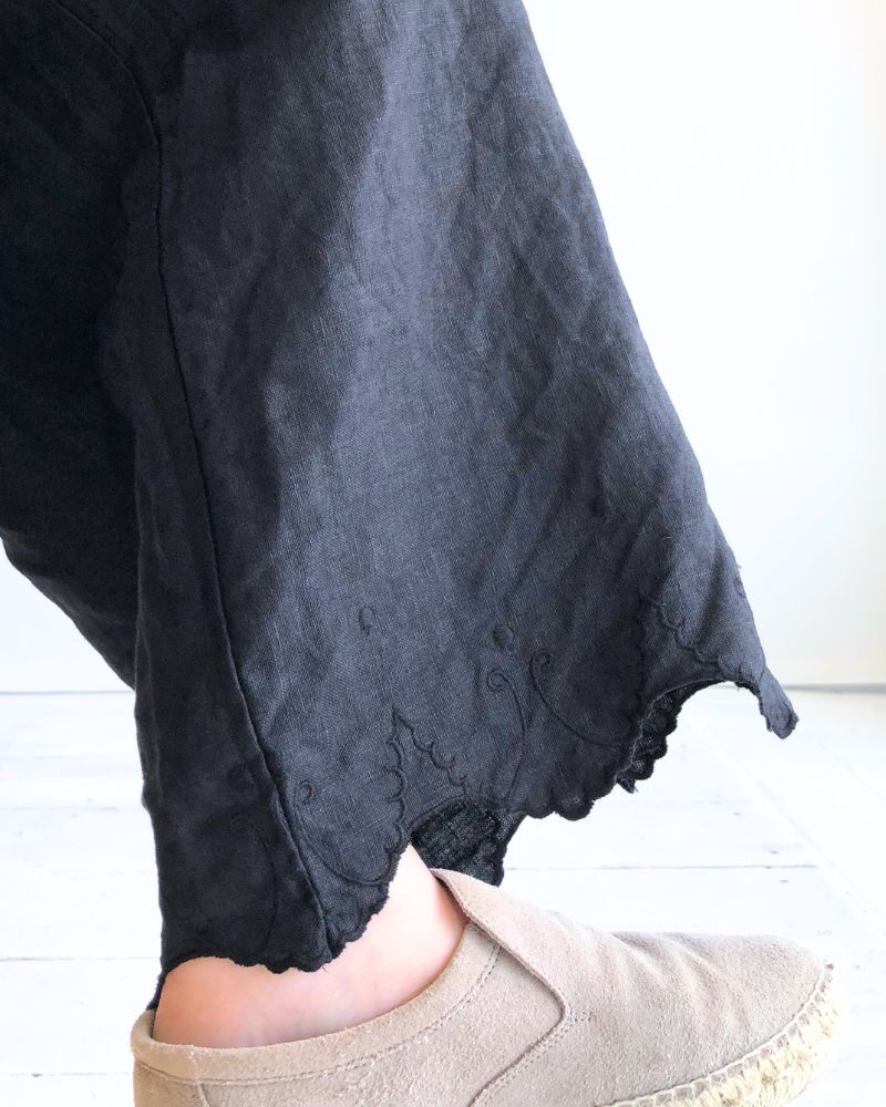 Antique scallop lace wide pants in Noir