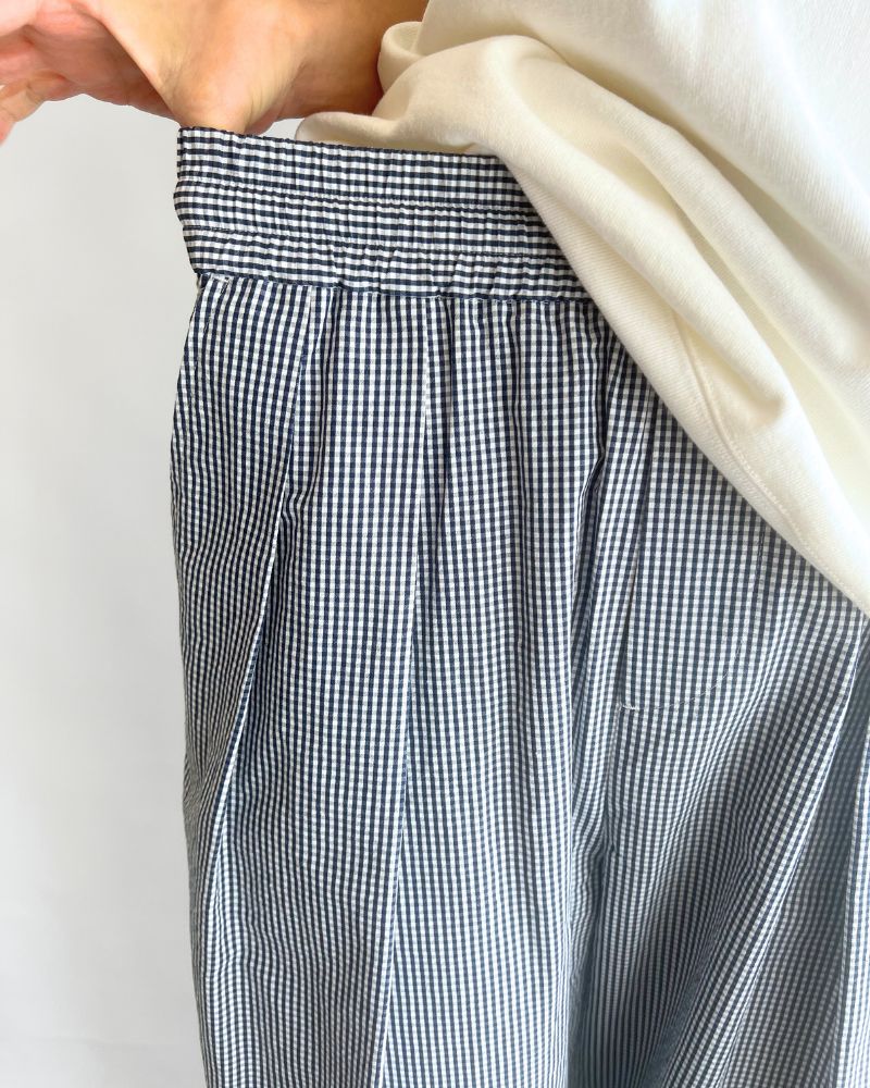 HAKAMA-W Tuck Easy Pants in NavyCheck