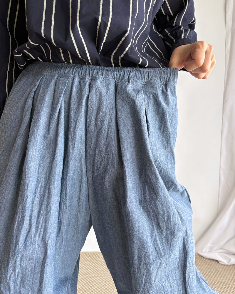 Volume tuck pants in Indigo