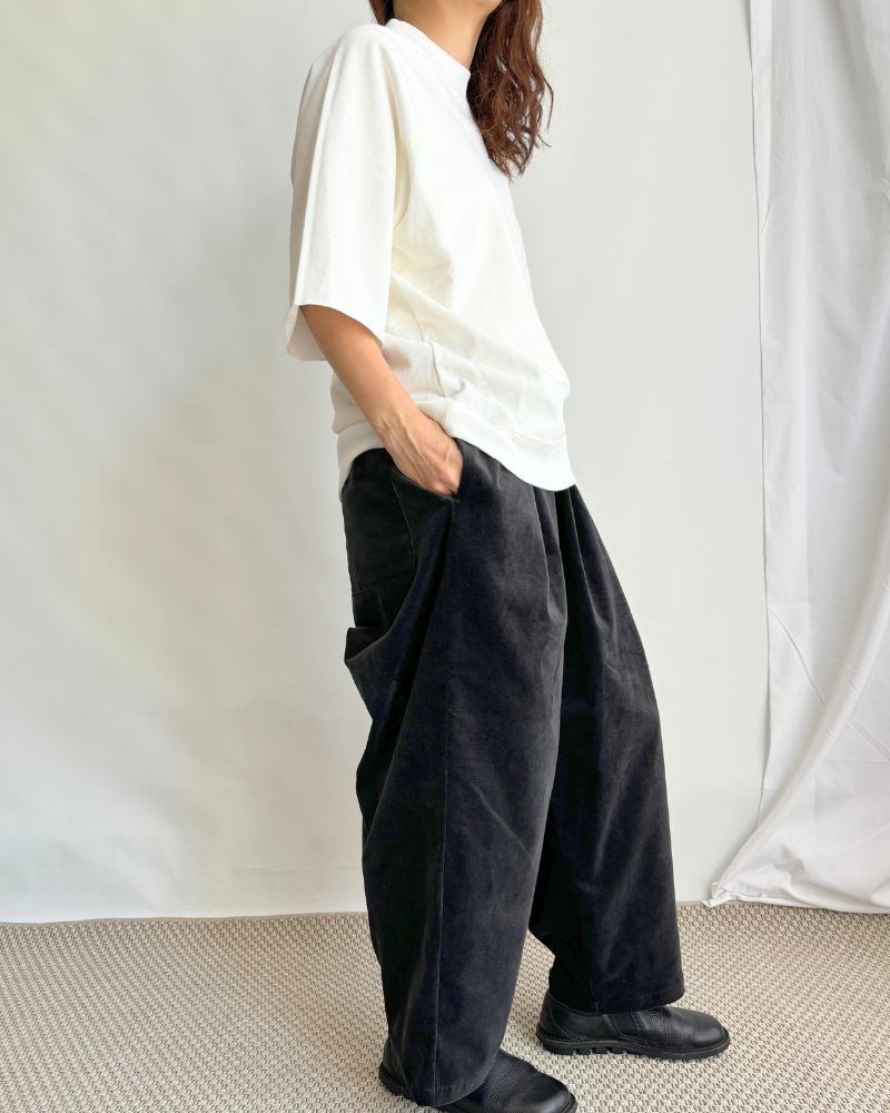 Volume tuck pants in Sumikuro