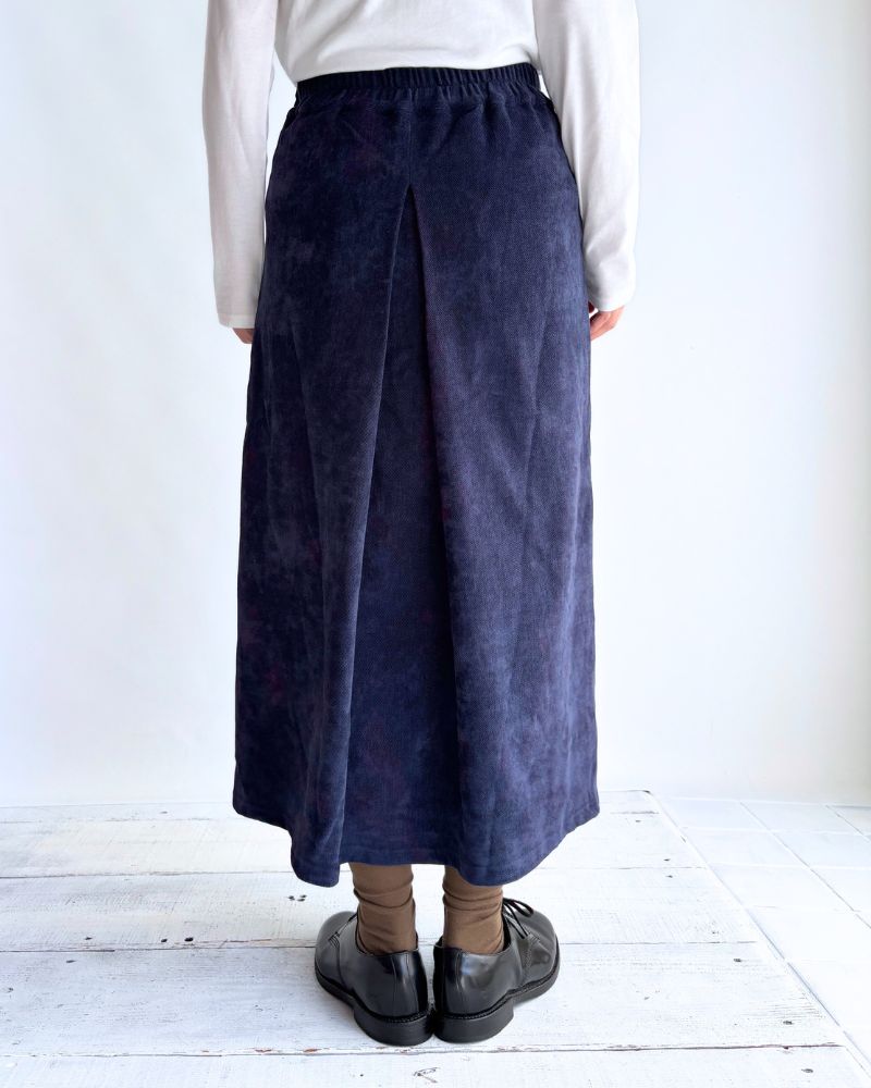 Tuck design skirt 'YELL' in Navy