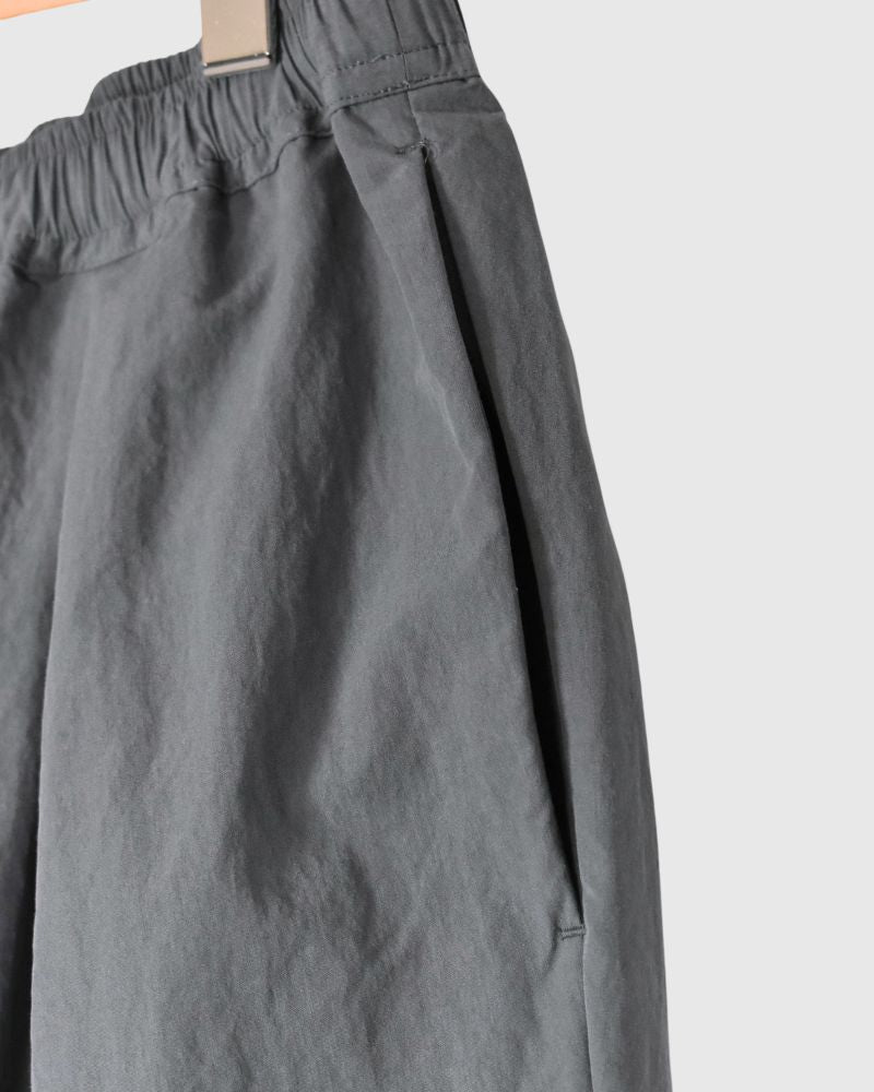 Volume tuck pants in Gray