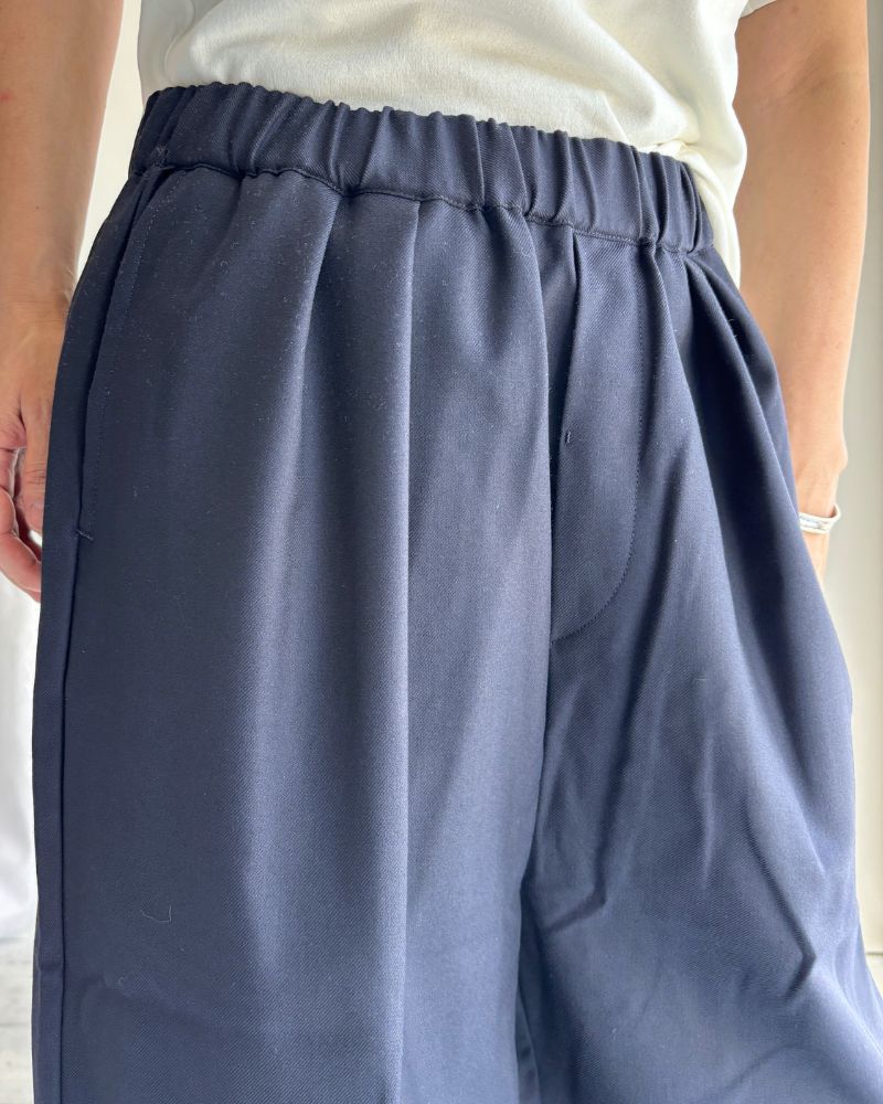 WORSTED SERGE 2TUCK WIDE EASY PANTS in Navy