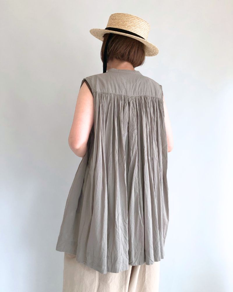 Sleeveless Gathered Blouse in Short