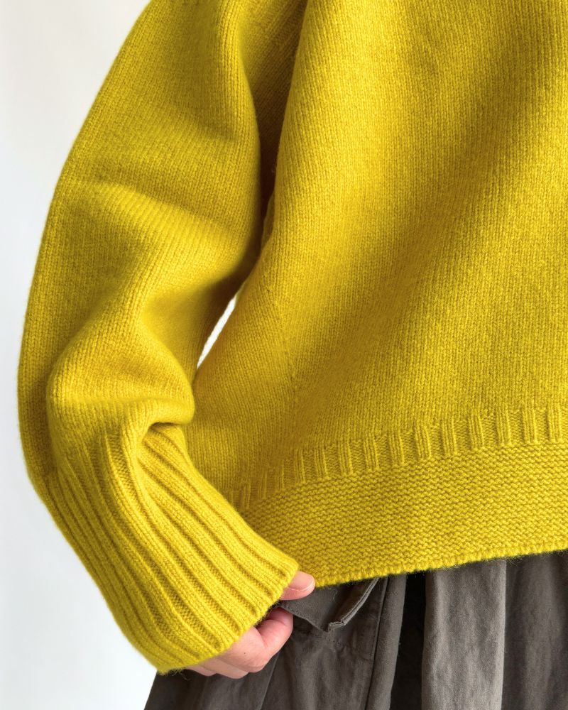 AURA V-neck knit pullover in Yellow