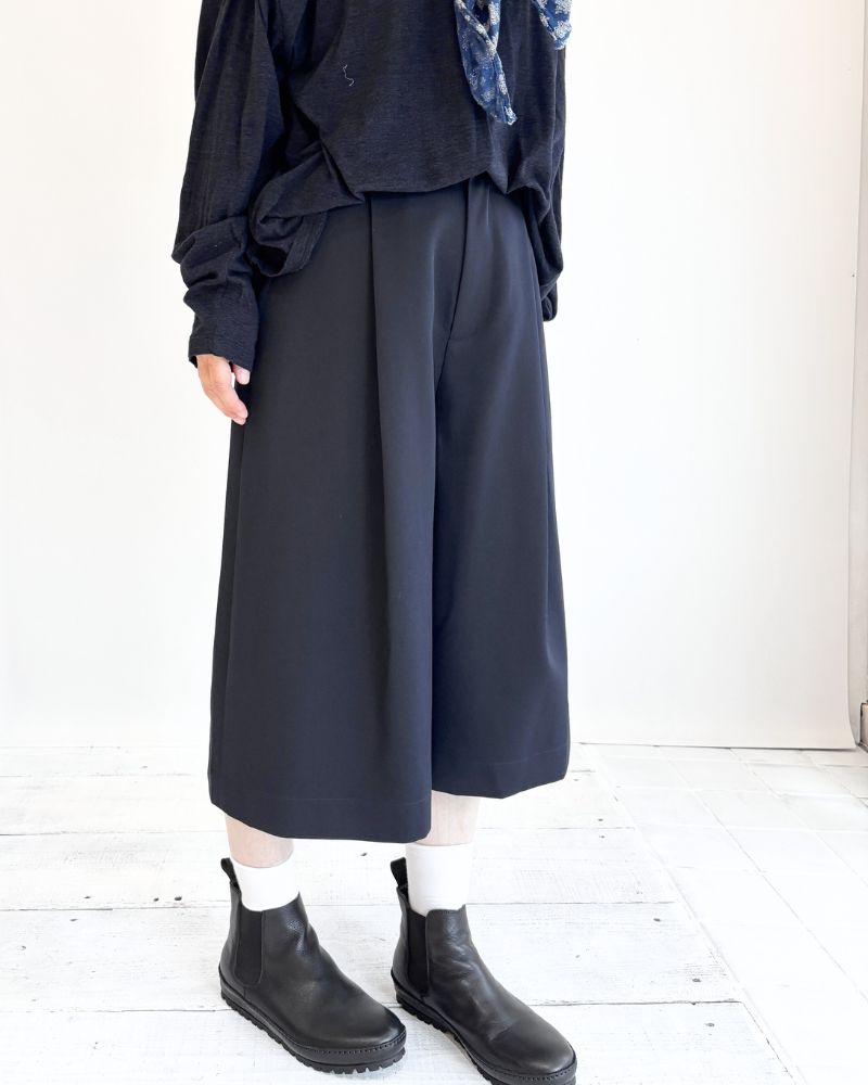 JOY-WO Wool Twill Center Tuck Shorts in Navy