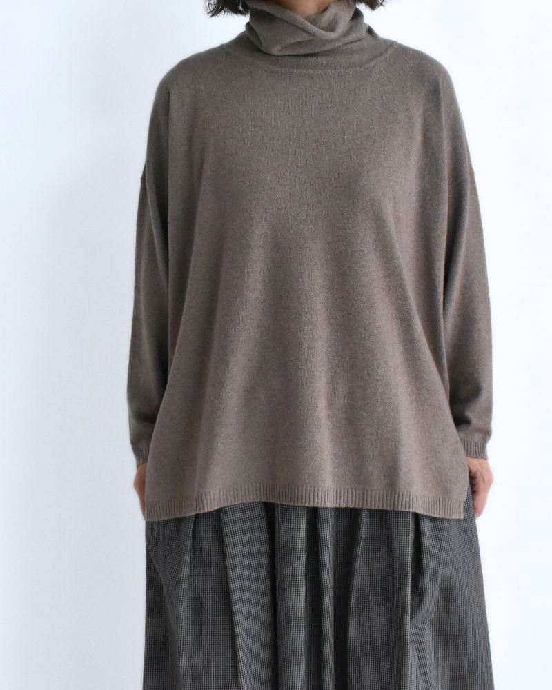 12GG Plain Stitch Drop Shoulder Polo Neck with Slit in Mocha
