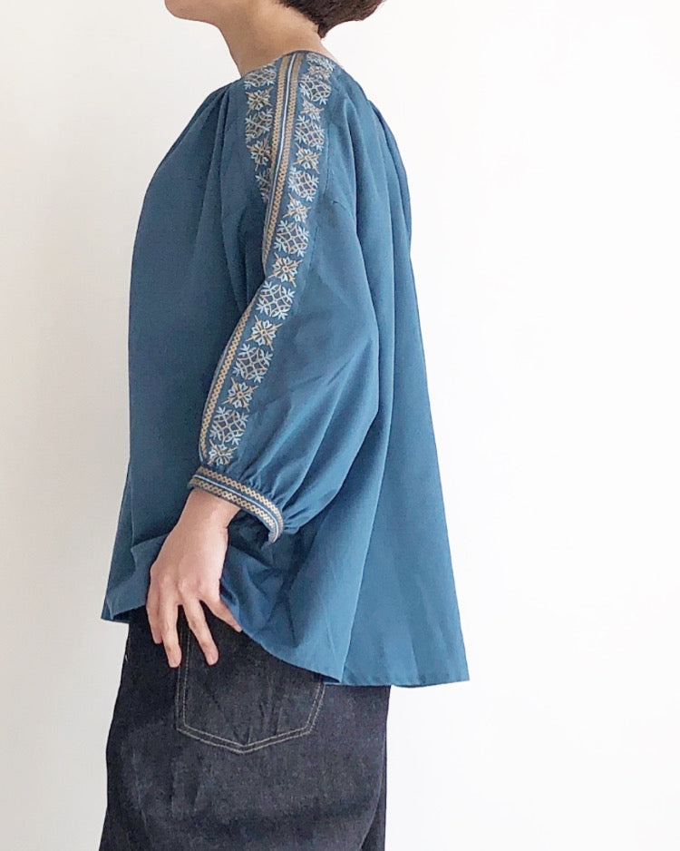 EMBROIDELY DESIGN BLOUSE 'KONS' in Blue green