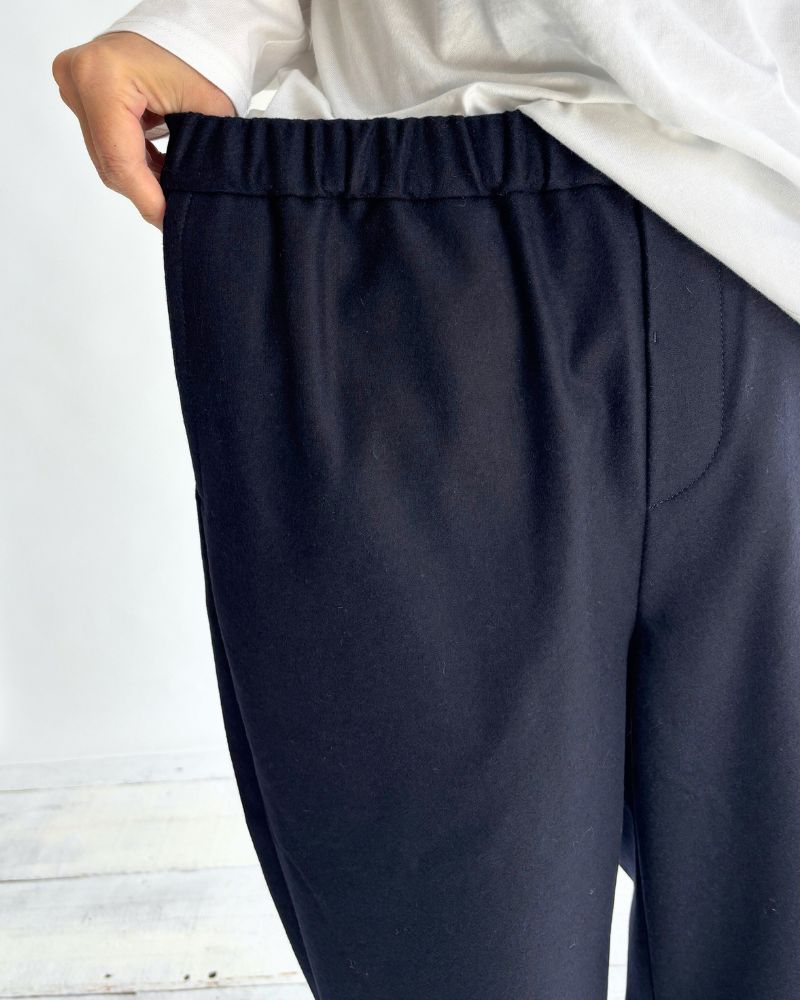 WOOL FLANNEL EASY TAPERED PANTS in Navy