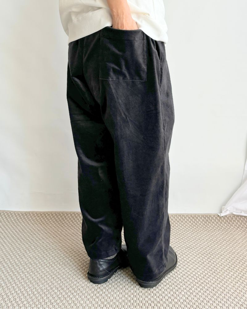 Volume tuck pants in Sumikuro