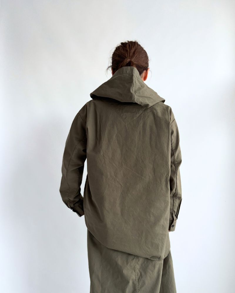 COTTON HERRINGBONE WASH HOODED PULLOVER SHIRT in KhakiHerringbone