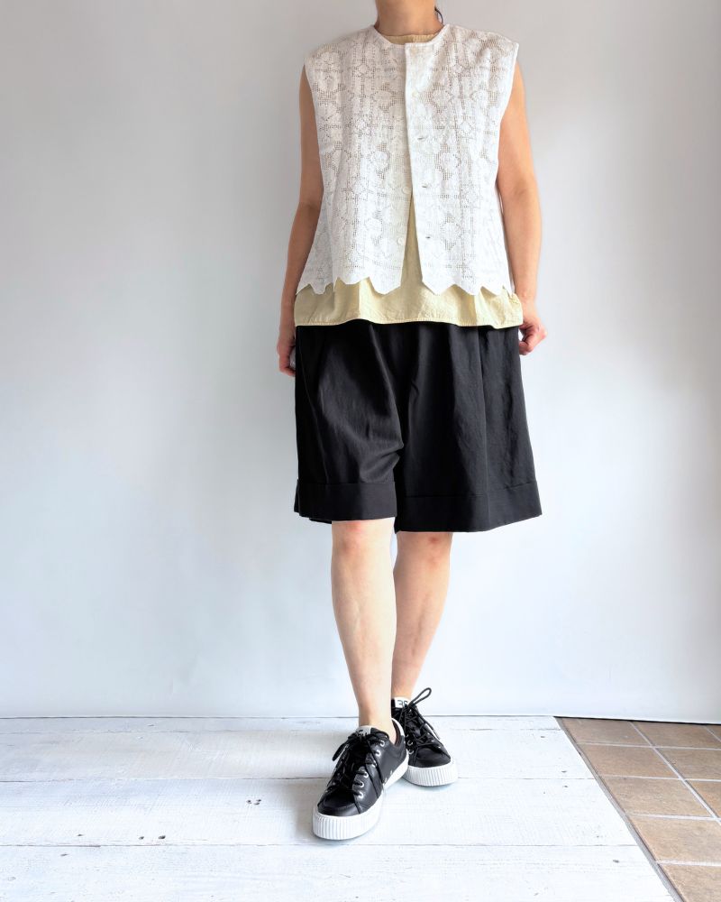 Wide Tuck Shorts in Black