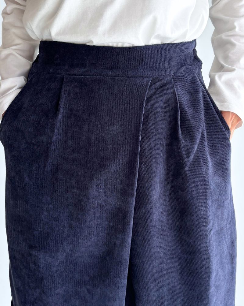 Tuck design skirt 'YELL' in Navy