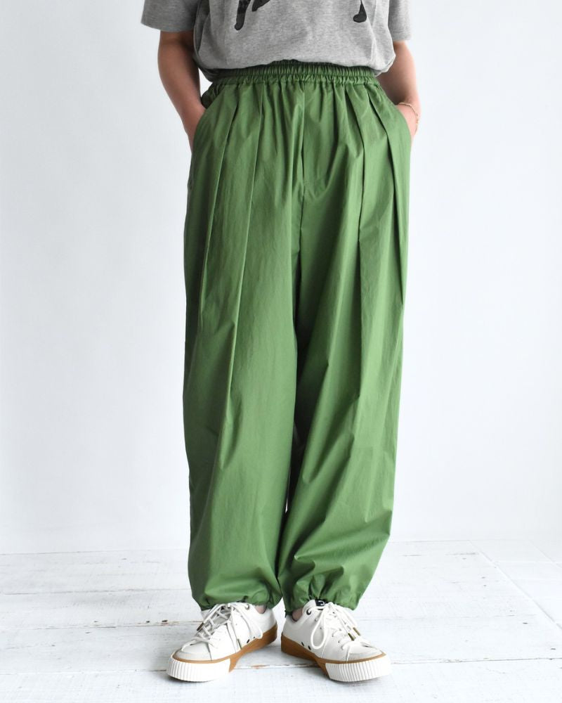 HAKAMA-POPLIN Tuck Easy Pants in Green