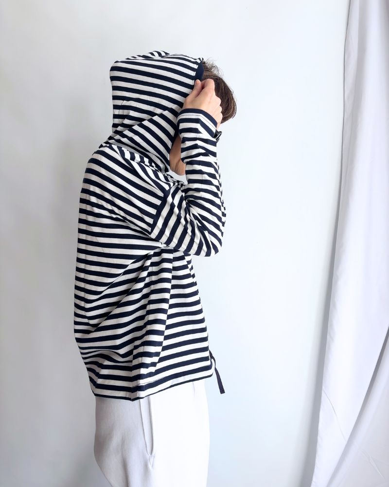 Drawstring Hoodie Pullover in White/Navy