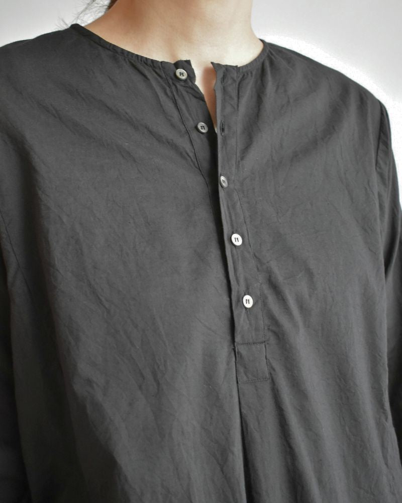 Side-Switching Shirt in Black