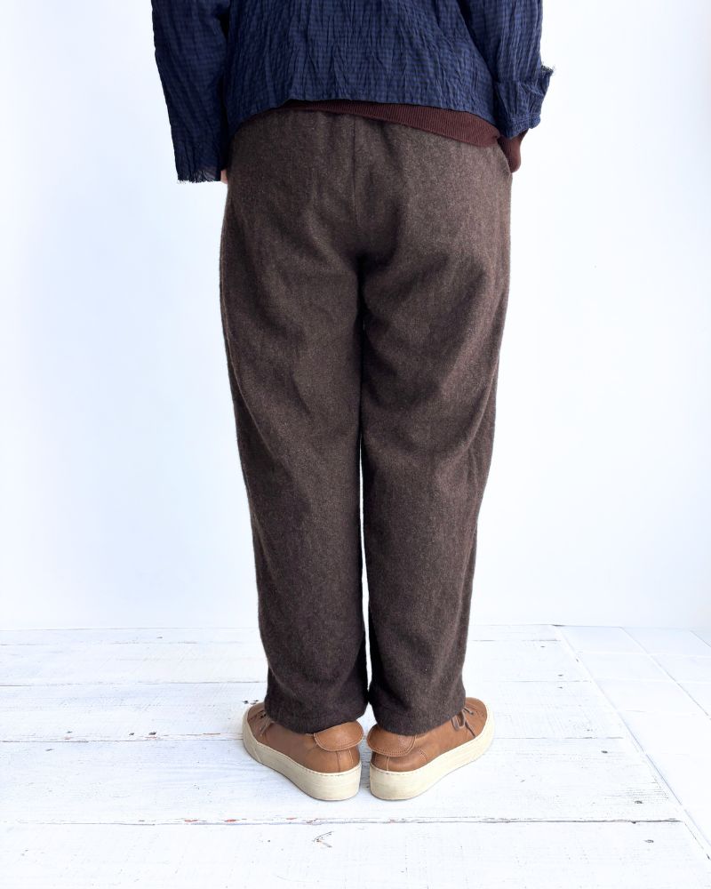 Wool tuck pants in Brown