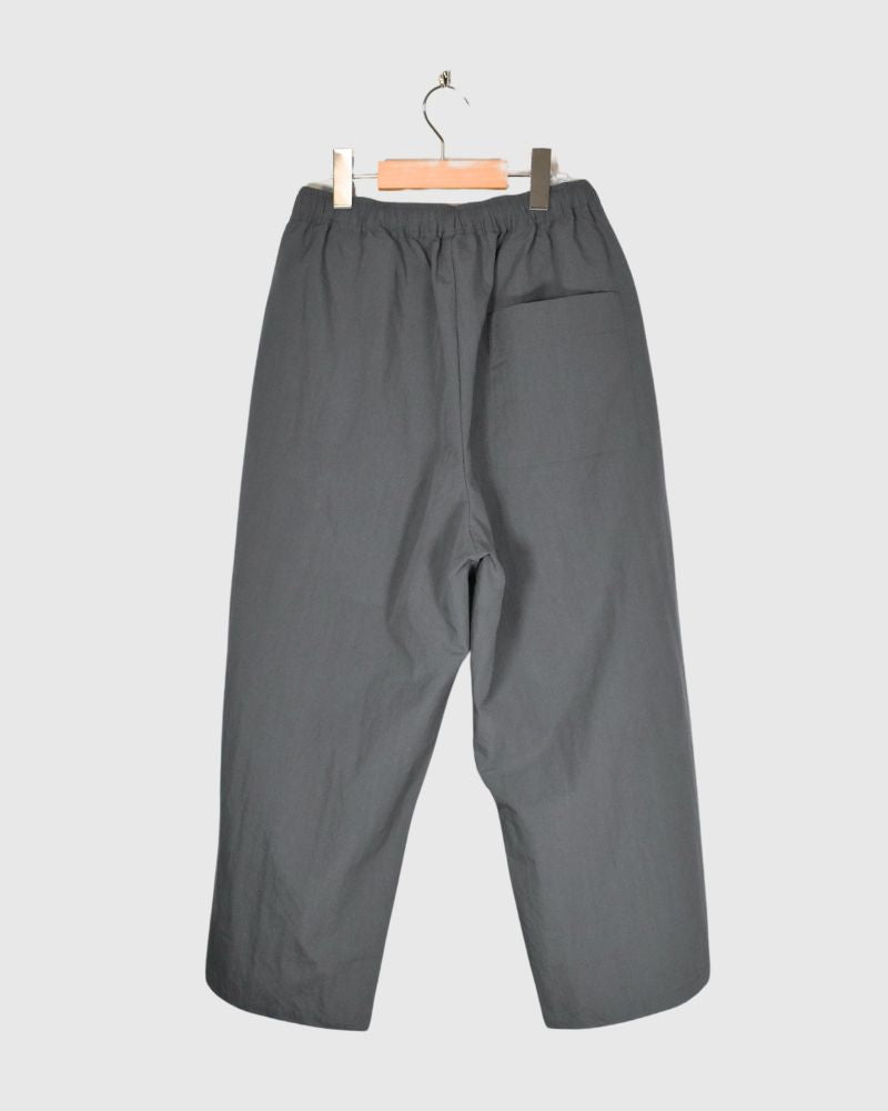 Volume tuck pants in Gray