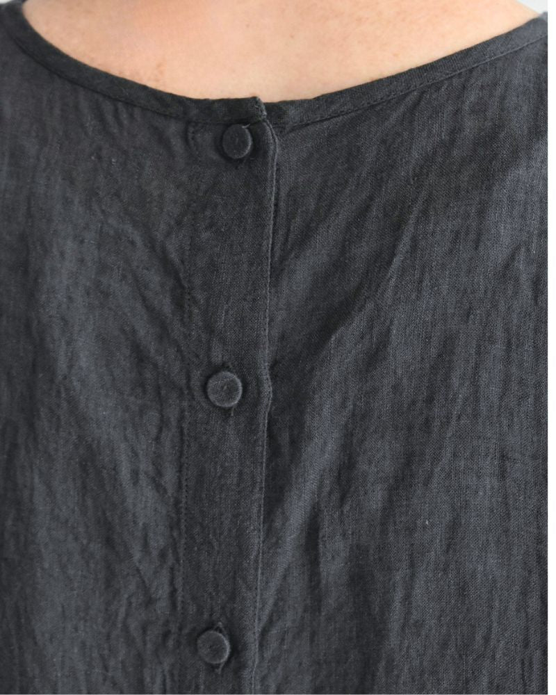Back Opening Crew-neck Short Sleeve Embroidery Shirt in Black