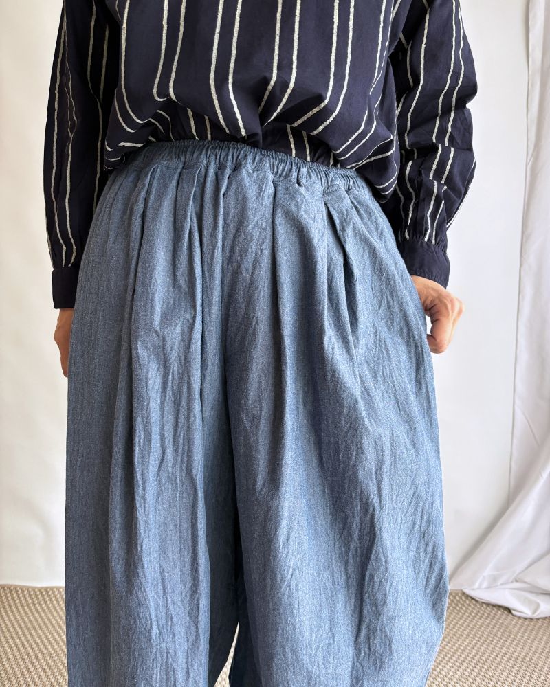 Volume tuck pants in Indigo