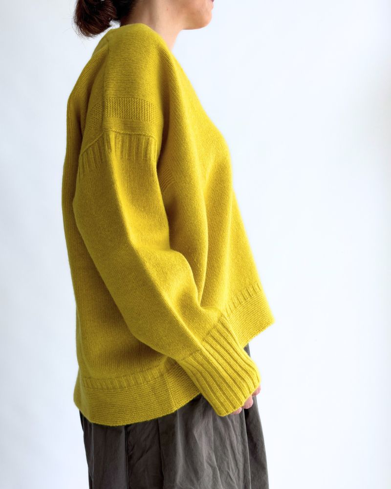 AURA V-neck knit pullover in Yellow
