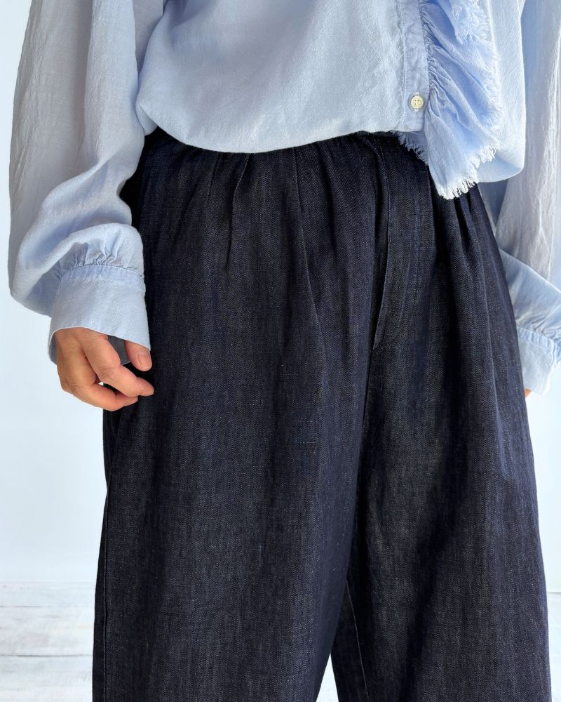 COTTON/LINEN DENIM 2TUCK TAPERED EASY PANTS in Navy