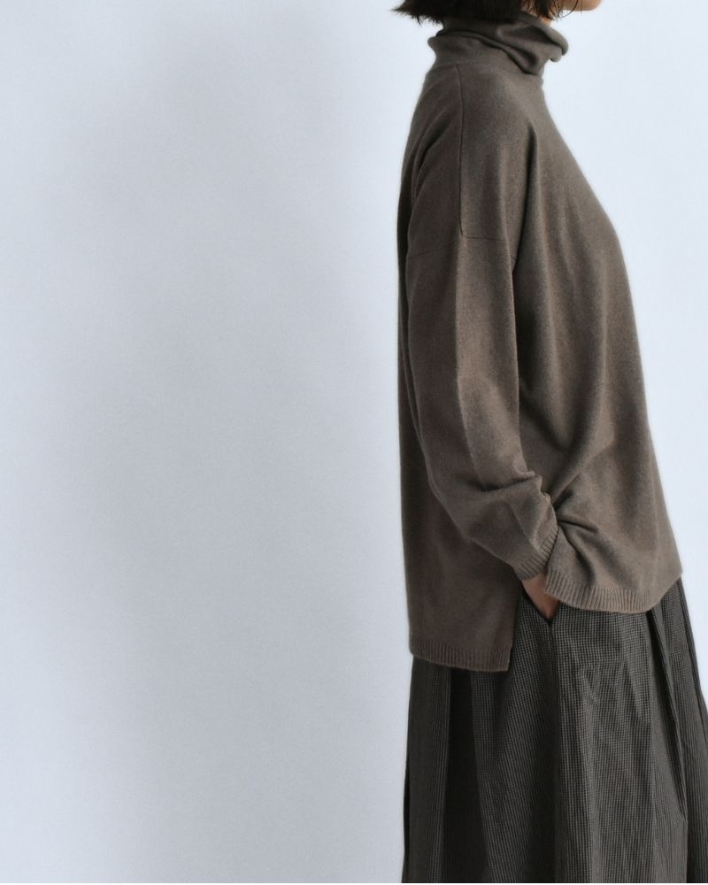 12GG Plain Stitch Drop Shoulder Polo Neck with Slit in Mocha