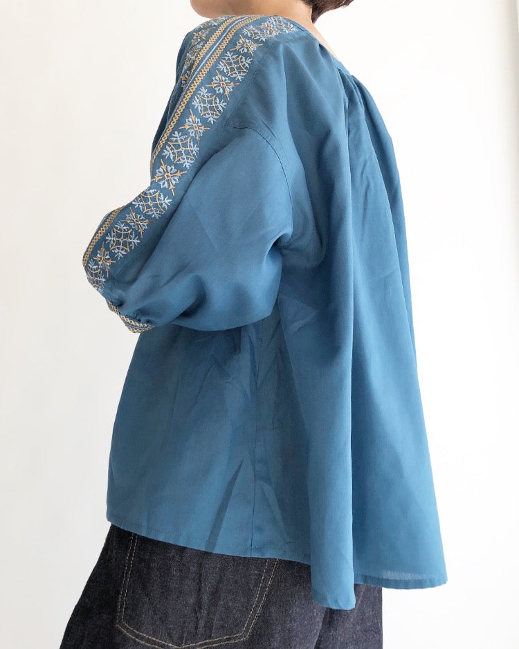 EMBROIDELY DESIGN BLOUSE 'KONS' in Blue green