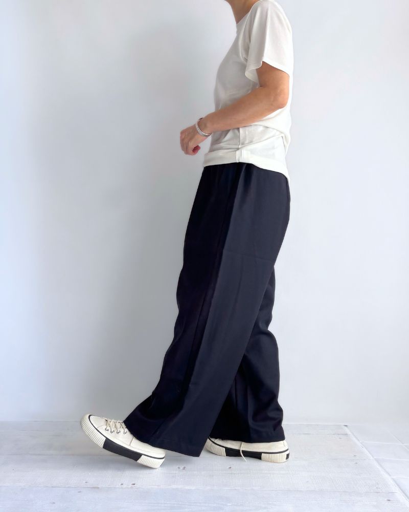 WORSTED SERGE 2TUCK WIDE EASY PANTS in Navy