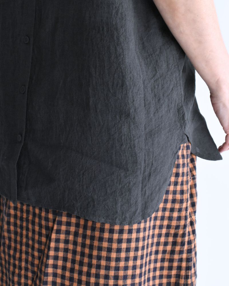 Back Opening Crew-neck Short Sleeve Embroidery Shirt in Black