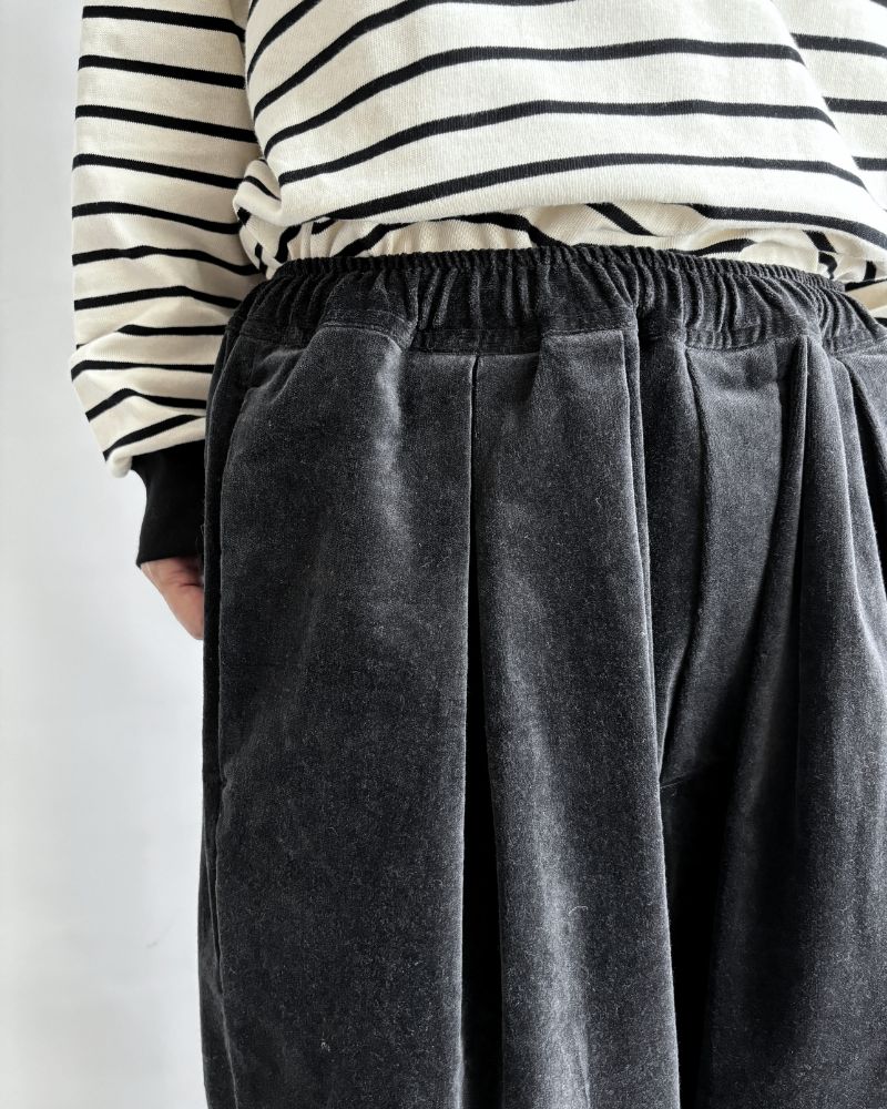 Volume tuck pants in Sumikuro