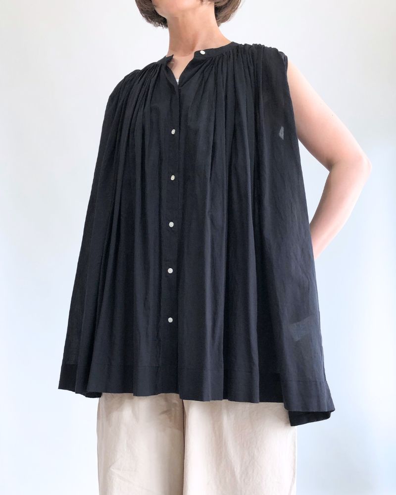 Sleeveless Gathered Blouse in Short
