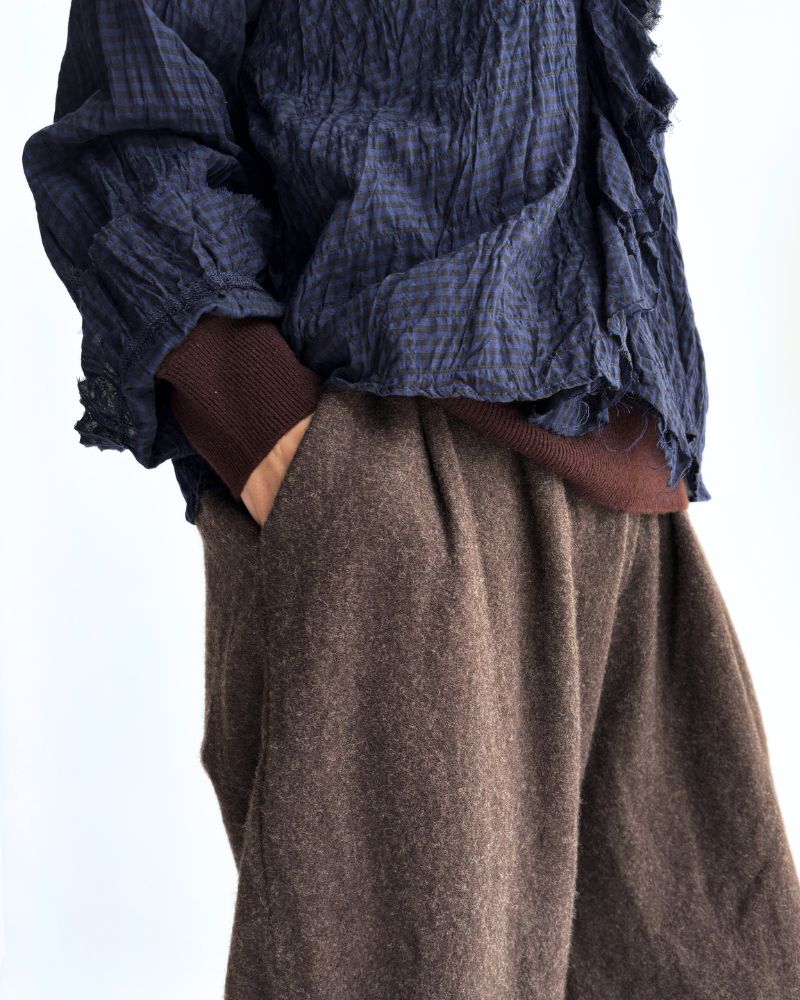 Wool tuck pants in Brown