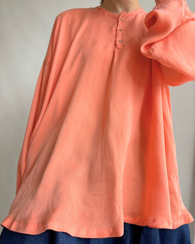 Fibrillated Satin Henley Neck Shirt in S.Pink