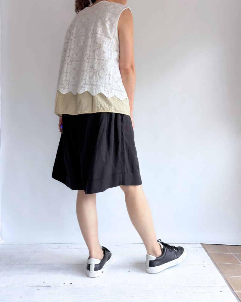 Wide Tuck Shorts in Black