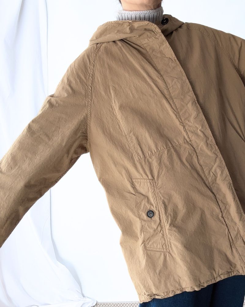 LIGHT WEIGHT COTTON OVERDYE HOODED SHORT COAT in Camel