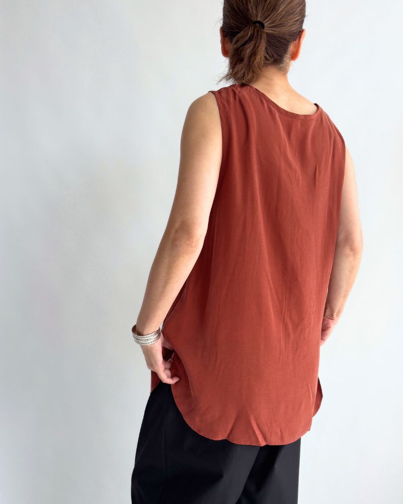 AMARA Sleeveless Pullover in Chestnut