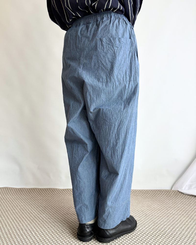 Volume tuck pants in Indigo