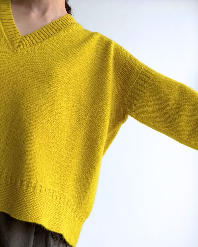 AURA V-neck knit pullover in Yellow