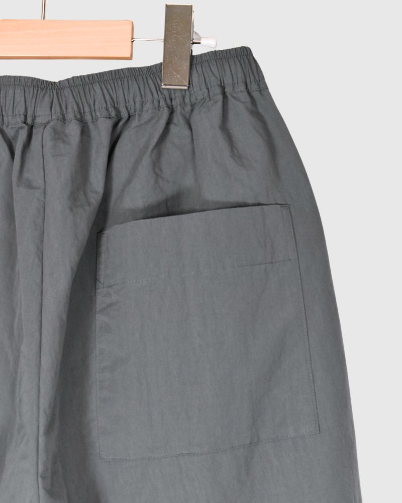 Volume tuck pants in Gray