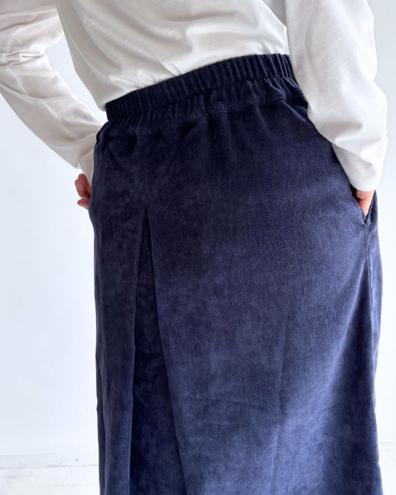 Tuck design skirt 'YELL' in Navy