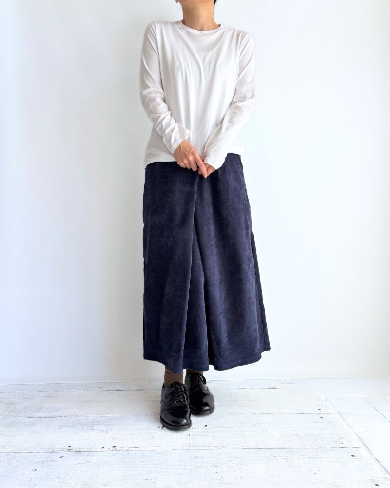 Tuck design skirt 'YELL' in Navy