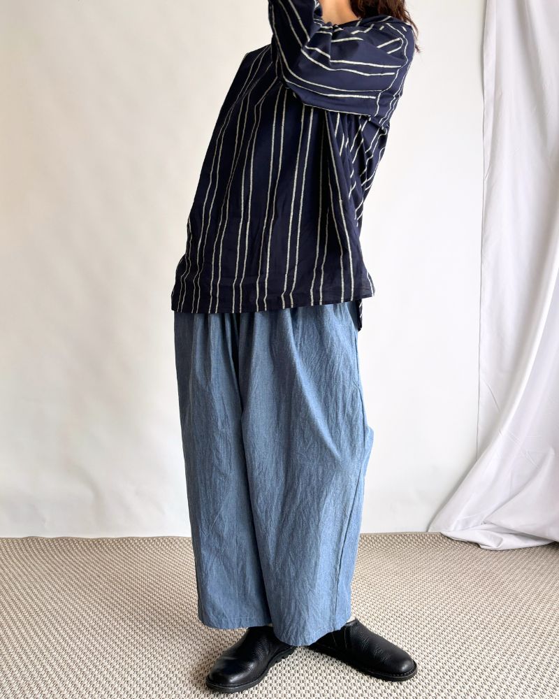 Volume tuck pants in Indigo