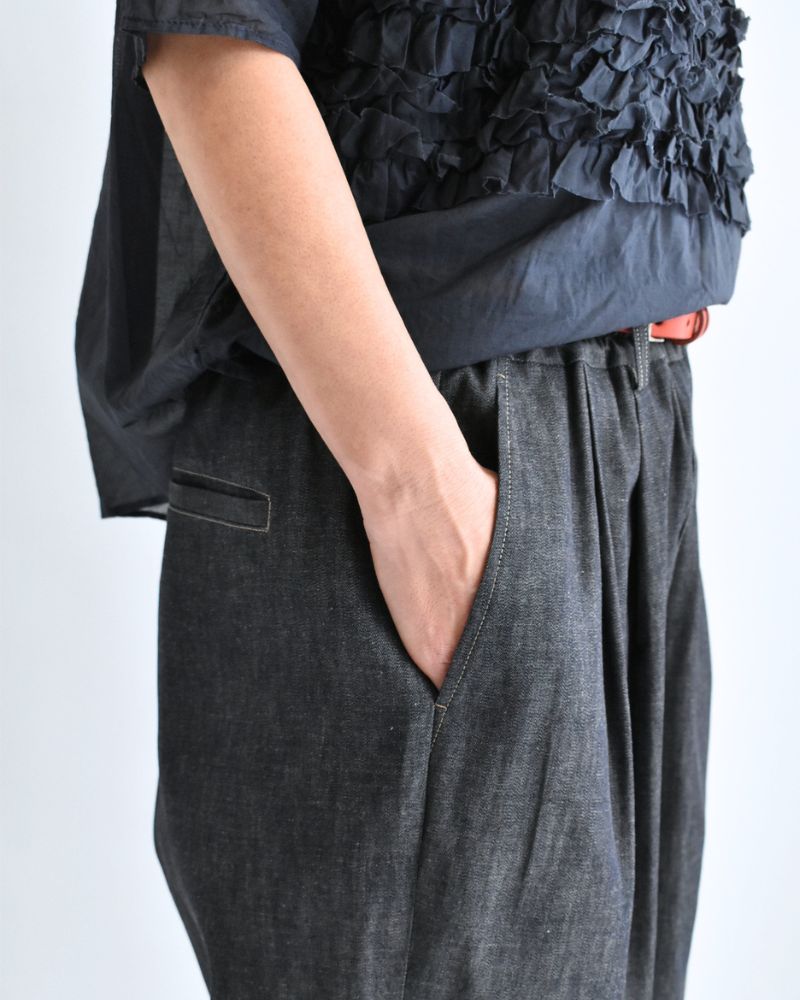 HAKU-DENIM Tuck Pants in Indigo