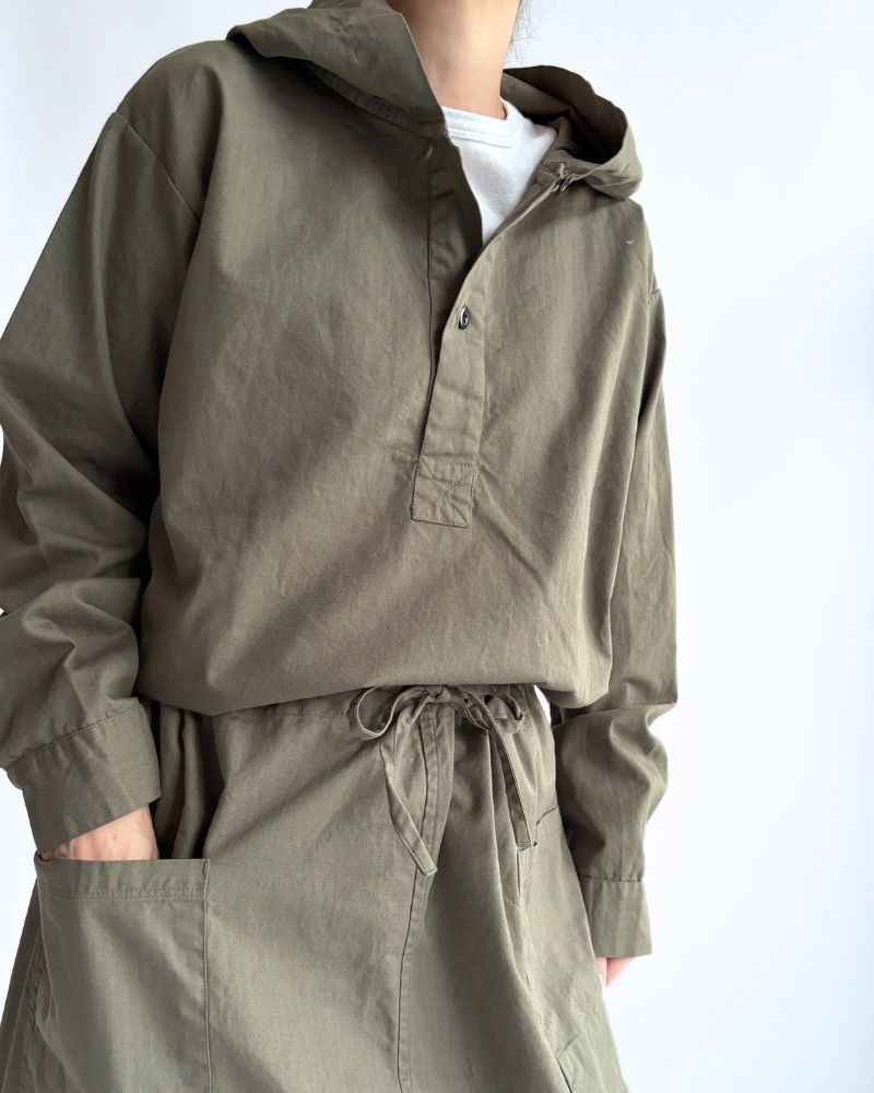 COTTON HERRINGBONE WASH HOODED PULLOVER SHIRT in KhakiHerringbone